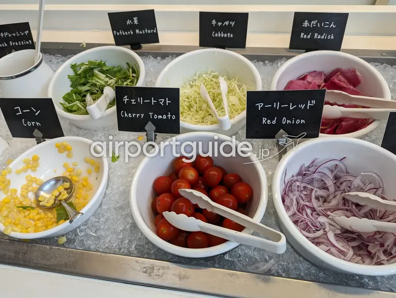 サラダバー。コーン・チェリートマト・赤玉ねぎなどの野菜が氷冷で並ぶ。