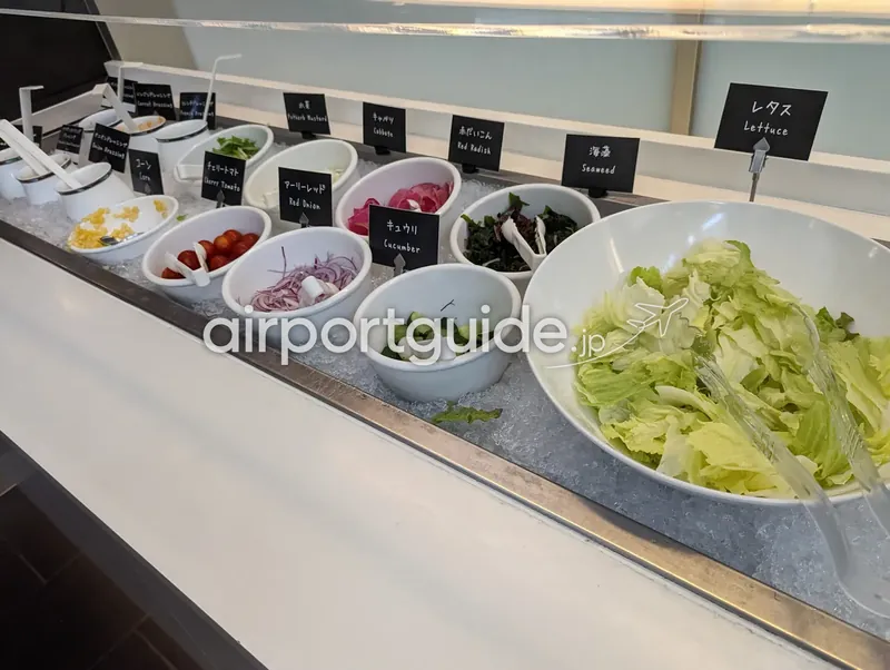 サラダバー全景。氷冷カウンターに野菜の小鉢とレタスの大鉢が並ぶ。