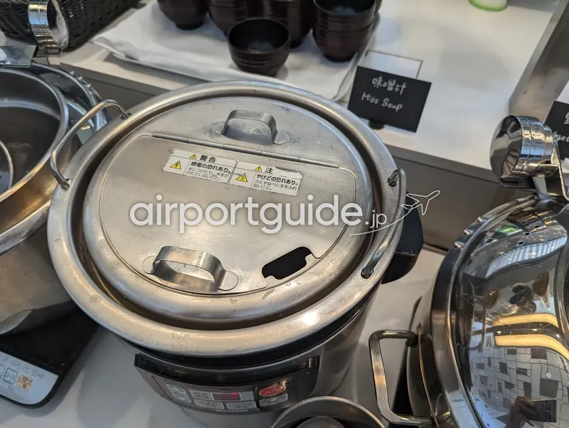 味噌汁コーナー。象印のスープジャーが置かれている。