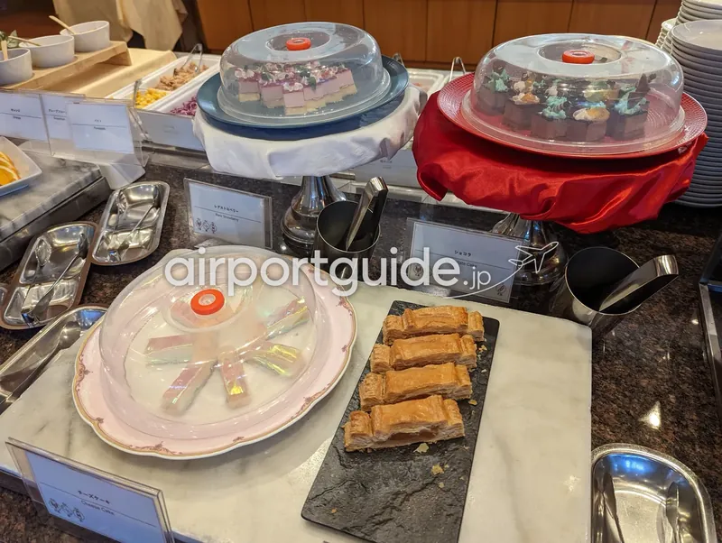 デザートコーナー。ドーム付きケーキ台が並ぶ。