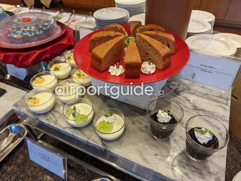 スイーツ。スパイスケーキとコーヒーゼリー、パンナコッタ風カップ。