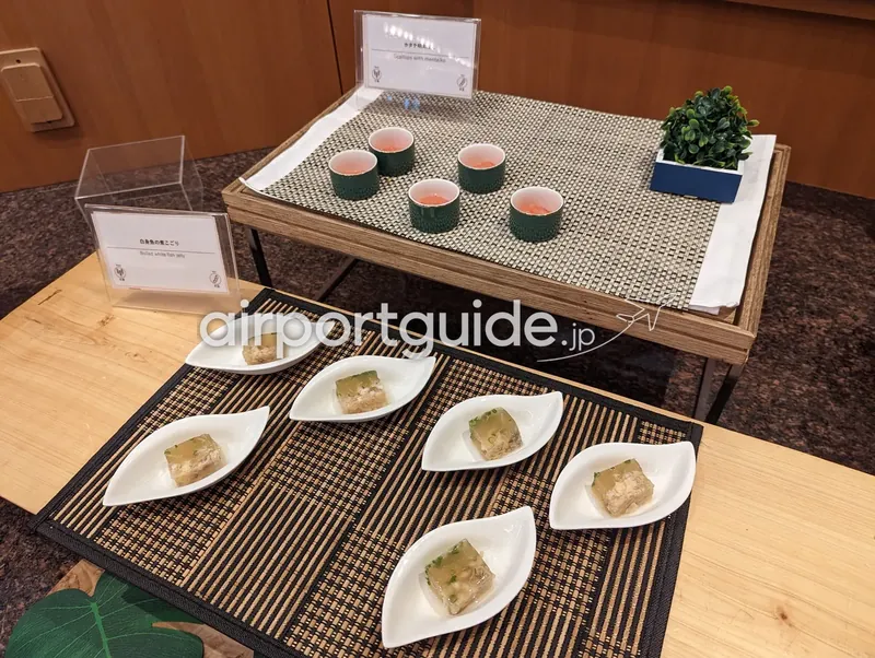 小鉢前菜。白身魚の煮こごりとホタテ明太。