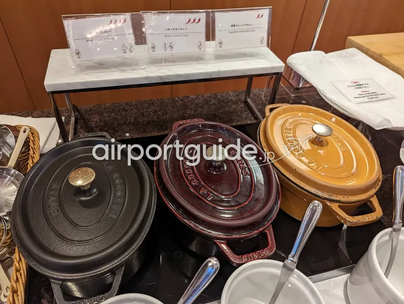 カレーフェアのカレーコーナー。STAUBの鋳物鍋に、グリーンカレーやバターチキンなど数種。