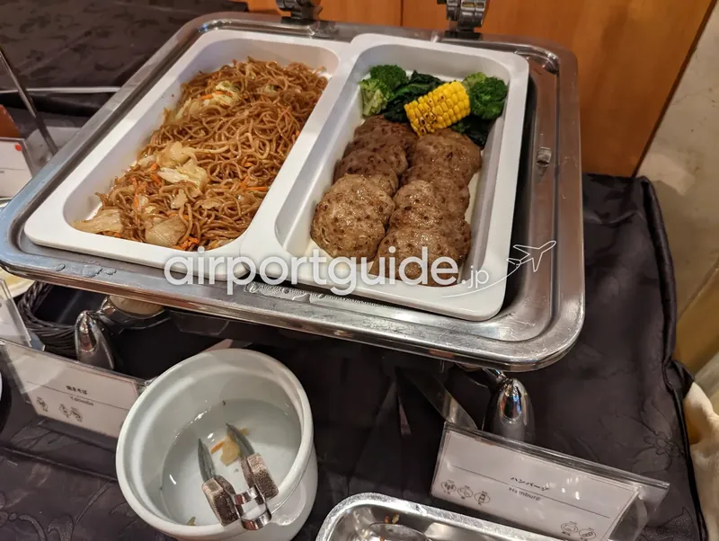 温菜チェーフィングディッシュ。焼きそばとハンバーグが並ぶ。