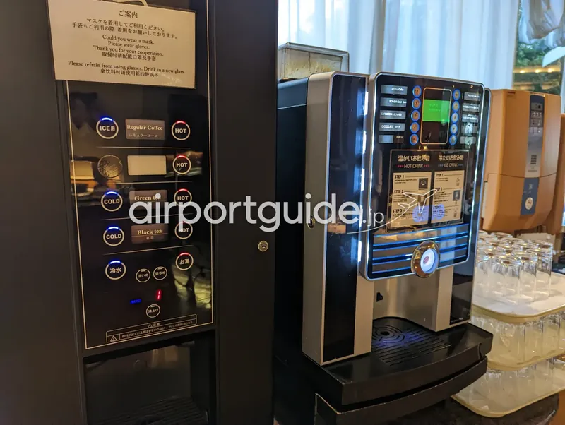 セルフサービスのドリンクコーナー。レギュラーコーヒーの給茶機とカフェラテ等のエスプレッソマシン。