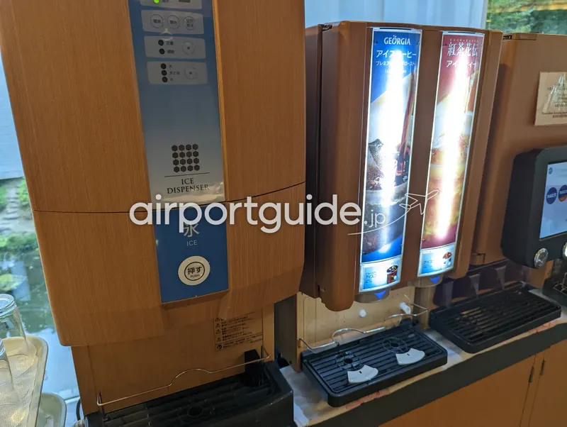 セルフのドリンクコーナー。製氷ディスペンサーとアイスコーヒー・紅茶のディスペンサー。