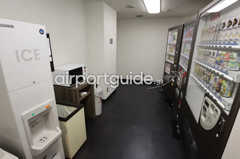 ホテルの自販機コーナー。製氷機、電子レンジ、飲料・ビールの自動販売機。