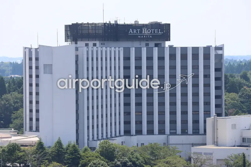 近隣の「ART HOTEL NARITA」の建物外観を遠望した構図。