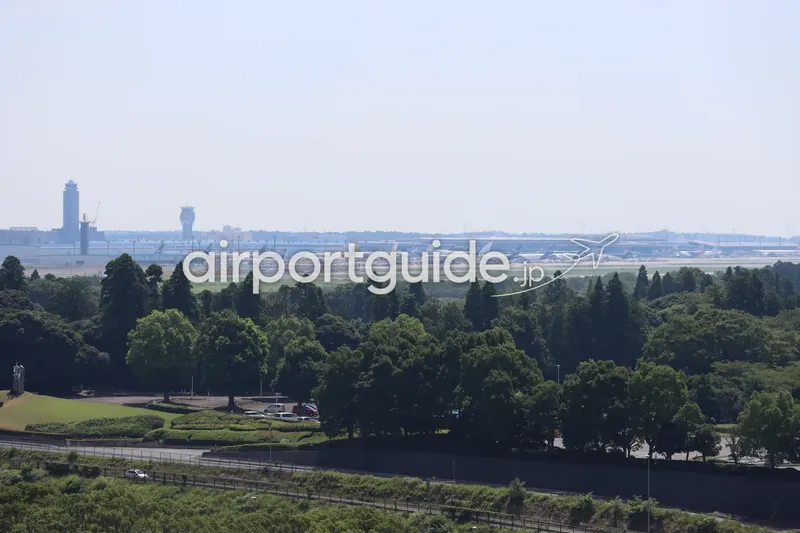 ホテルから望む成田空港。駐機場に並ぶ多数の旅客機と2基の管制塔。