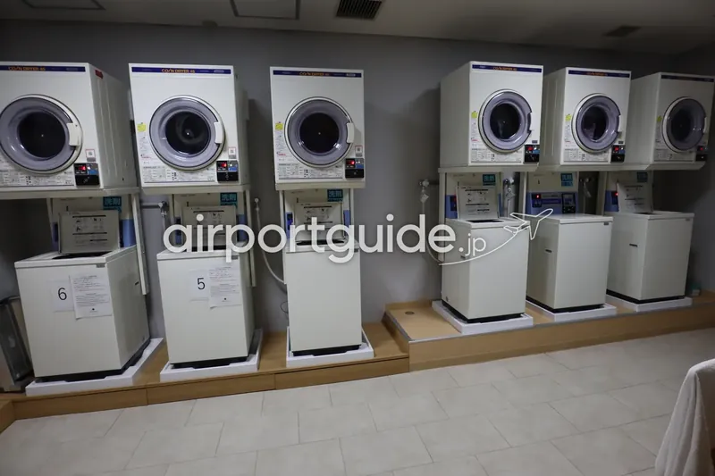 ホテルのコインランドリー。上下2段式の洗濯乾燥機が6台並ぶ。
