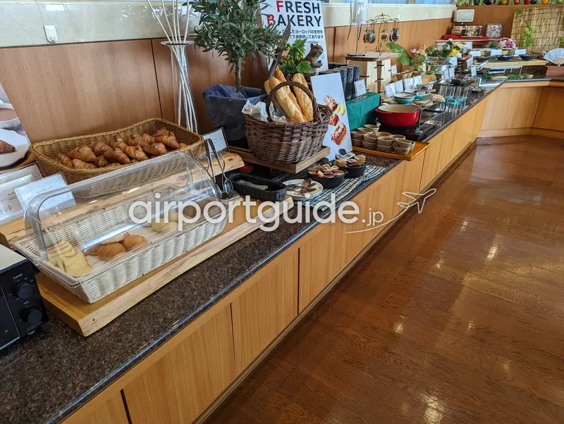 全景。手前にパンコーナー、奥に和洋料理が並ぶ長いカウンター。