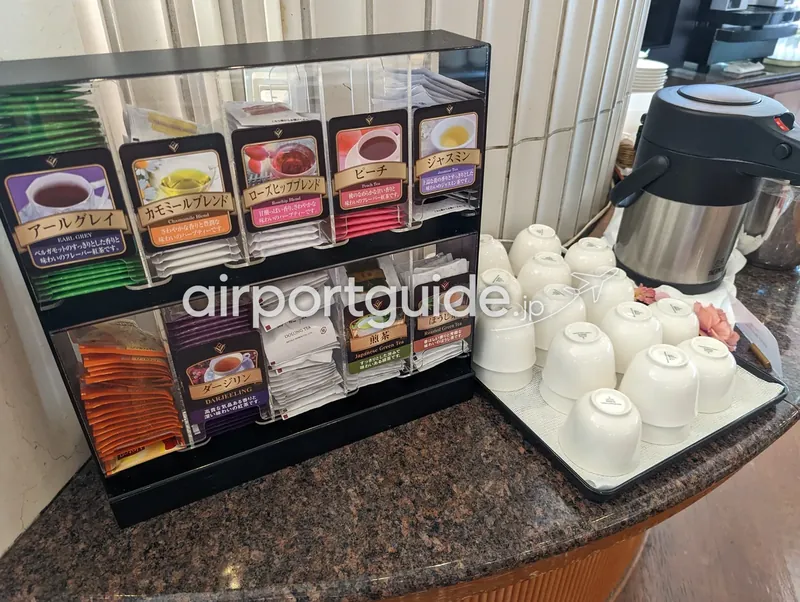 紅茶・お茶のティーバッグコーナー。多種のティーバッグとポット、茶器が並ぶ。