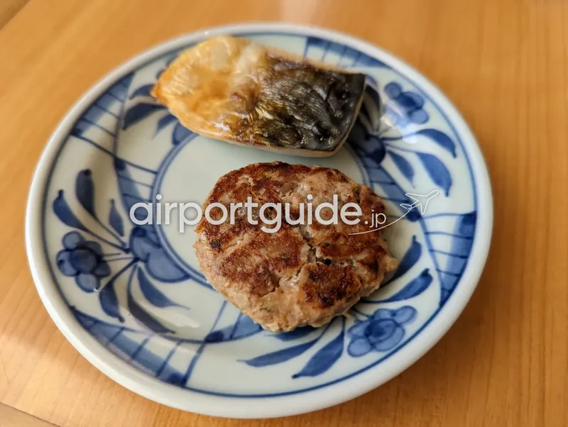 ライブキッチンで焼いてくれるハンバーグと、焼き魚（鯖）。