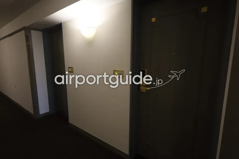 客室階の廊下。照明は控えめ。