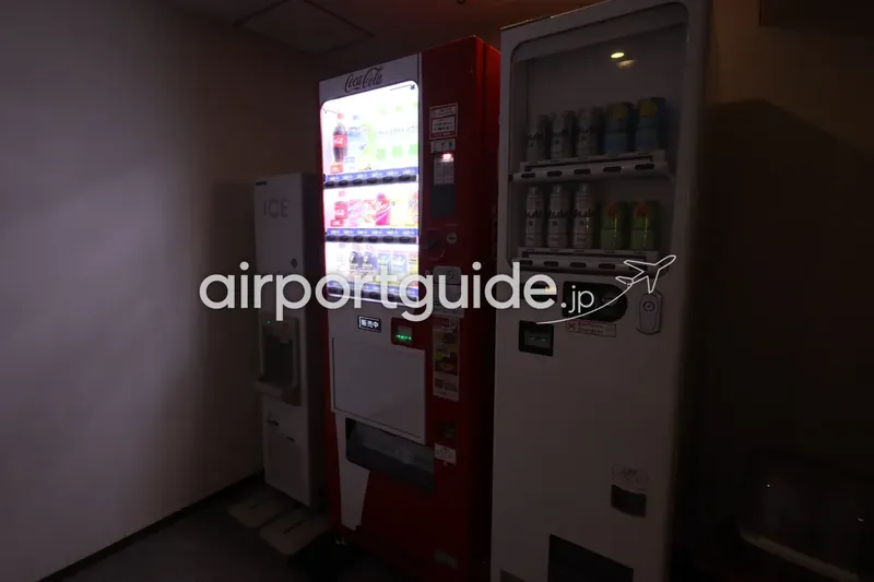 自販機コーナーのクローズアップ。コカ・コーラの飲料自販機、缶飲料の自販機、製氷機。