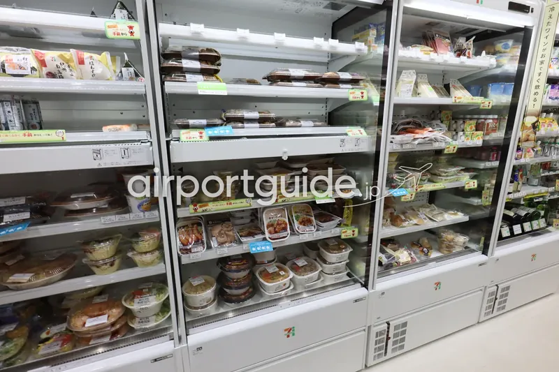 セブン-イレブンの冷蔵ケース。おにぎり、弁当、惣菜、サラダなどチルド食品がびっしり並ぶ。