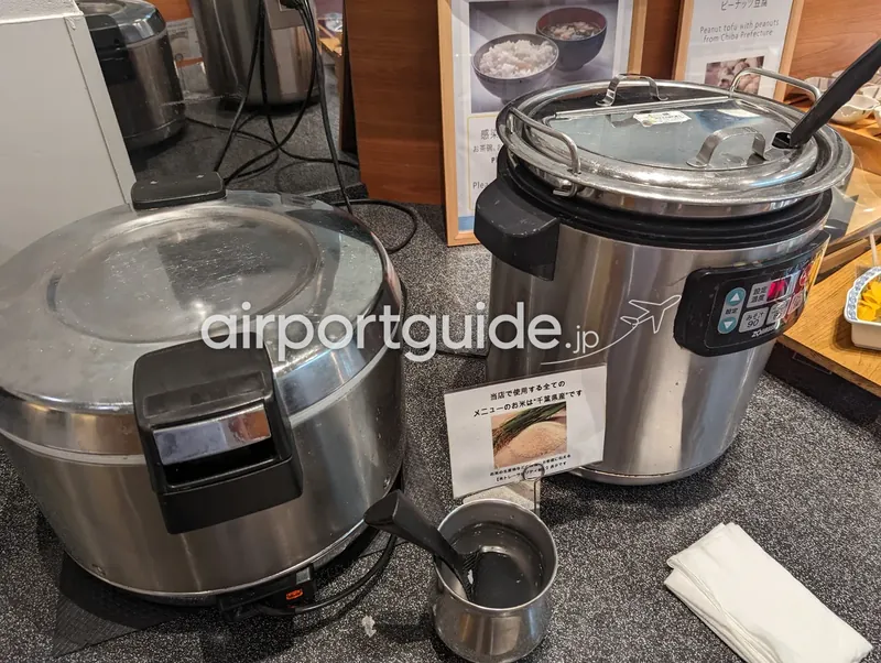 ご飯コーナー。業務用の保温ジャー2台とスープ保温ポット。
