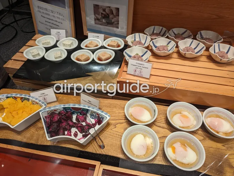 和惣菜。赤い漆盆に煮物やひじき、小松菜、きんぴらごぼう。