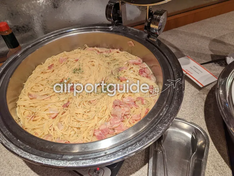 ベーコン入りクリームパスタ（カルボナーラ）。