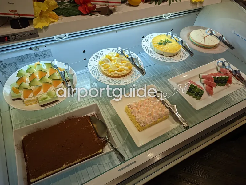 デザートショーケース（各種ケーキ・フルーツ）。