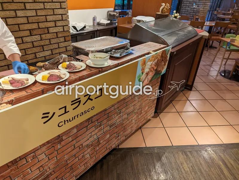 ライブキッチンのシュラスコ。スタッフが肉を切り分けてくれる。