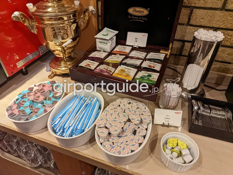紅茶コーナー。金色のサモワールとPremier'sのティーバッグ、ミルク・砂糖・レモン。