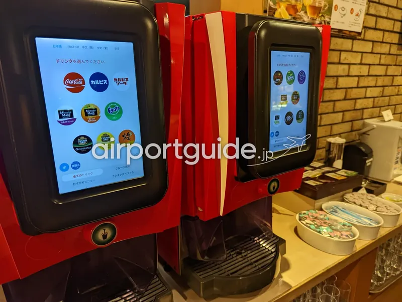 セルフサービスのソフトドリンクディスペンサー（タッチパネル式）。