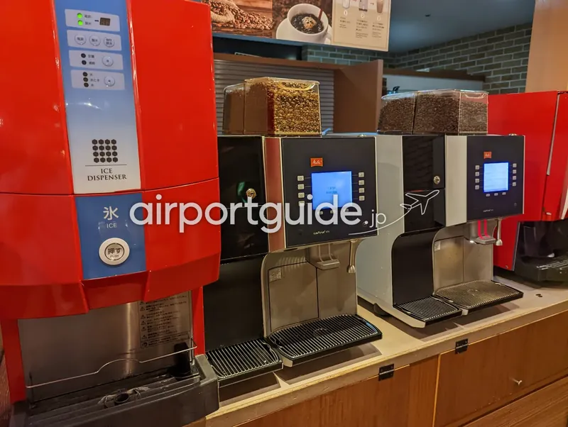 製氷機（アイスディスペンサー）とメリタのコーヒーマシン。