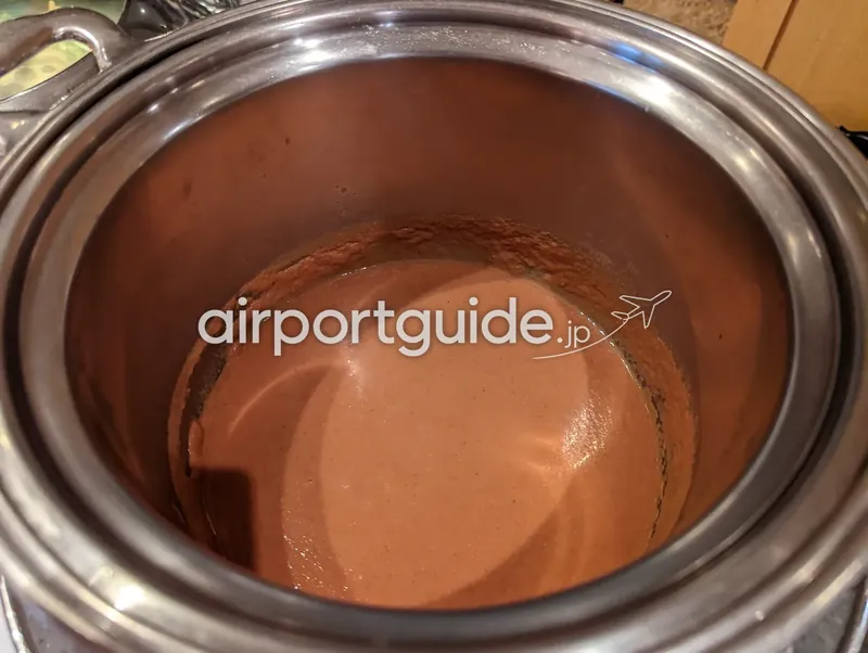 保温／保冷ジャーの中のチョコレート系デザート（ムースまたはソース）。