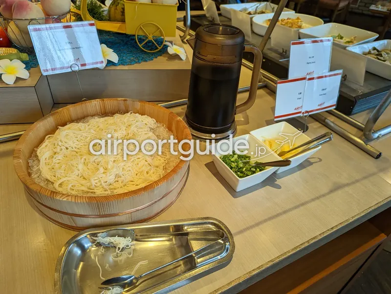 ランチビュッフェのそうめん（氷締め）と薬味・つゆ。