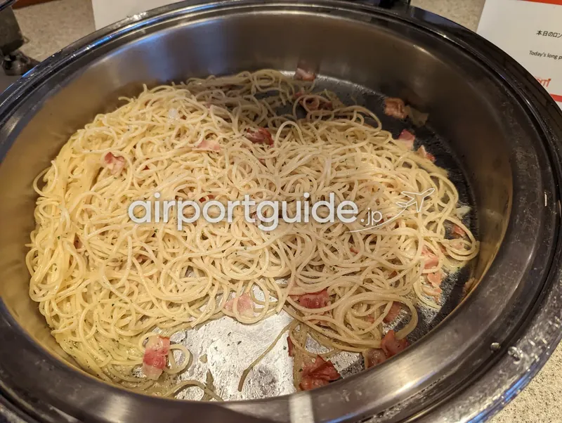 ベーコン入りの細めのロングパスタ（本日のパスタ）。