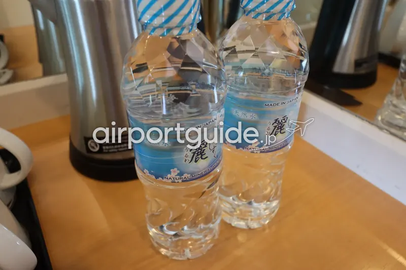 客室備え付けのペットボトル天然水2本のクローズアップ。