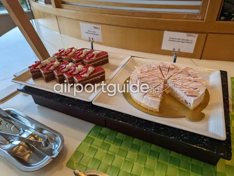 デザート。ラズベリーチョコレートケーキとストロベリー＆ヨーグルトムースのホールケーキ。