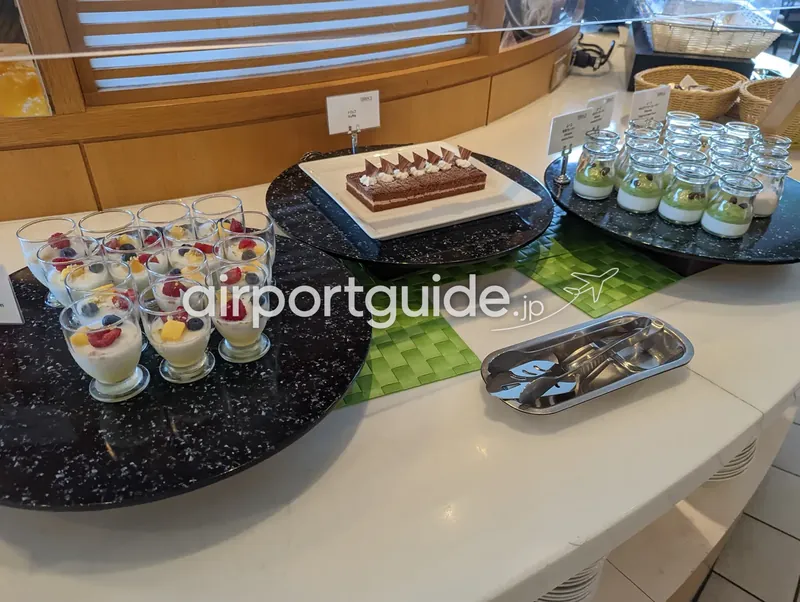 デザート三種。フルーツ入りヨーグルトパフェ、チョコレートケーキ、抹茶パンナコッタの小瓶。