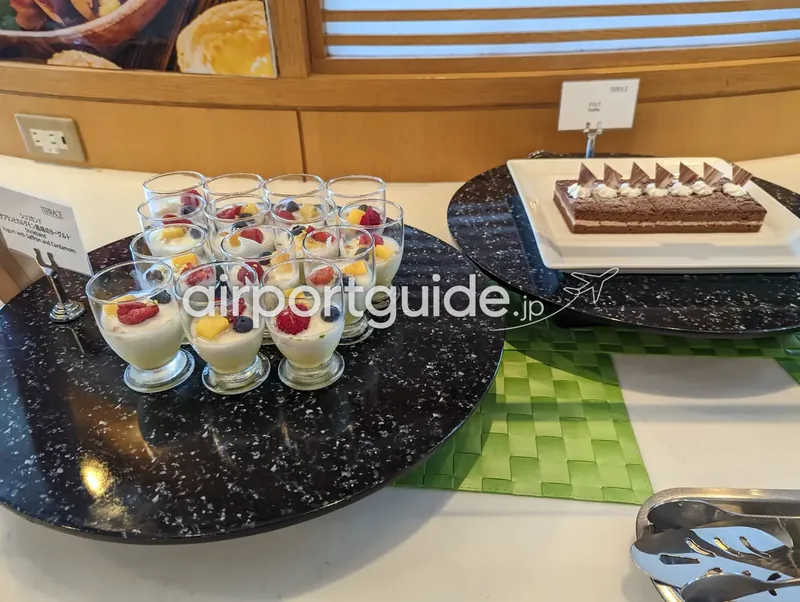 デザート。ヨーグルト（サフラン＆カルダモン風味）のパフェとチョコレートのトリュフケーキ。