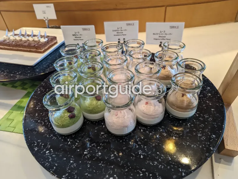 小瓶ムース三種。抹茶、ストロベリー、ダルゴナコーヒー風味。