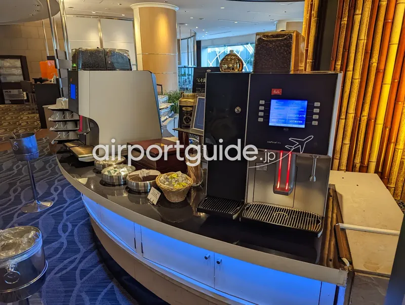 セルフコーヒーコーナー。メリタの全自動コーヒーマシンとカップ、シュガー類。