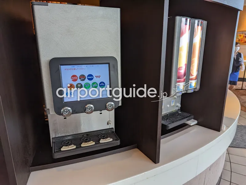 ドリンクバー。タッチパネル式ソフトドリンクディスペンサーとジュースサーバー。