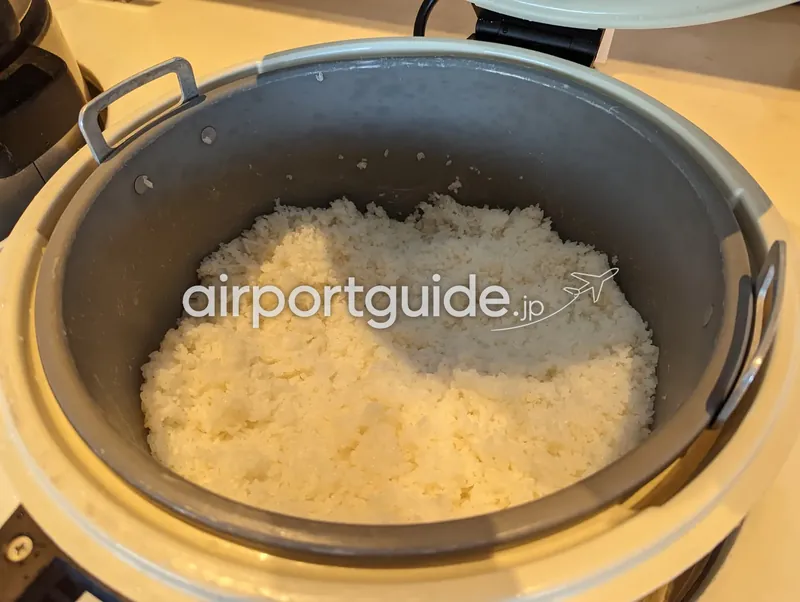 白米。業務用ジャーいっぱいの炊きたてご飯。