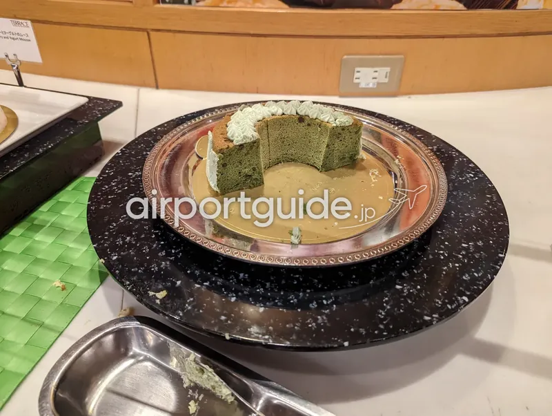 抹茶シフォンケーキ。半分ほど取り分けられた抹茶シフォン。
