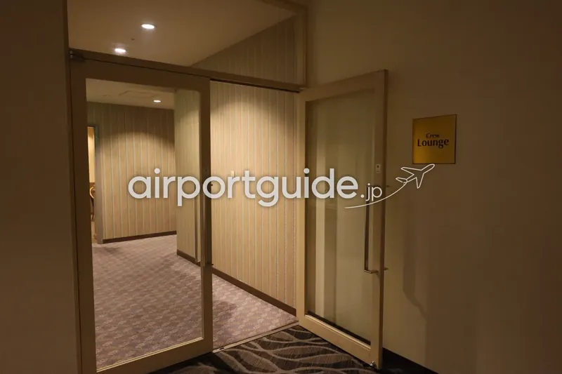 乗務員向け「Crew Lounge」の入口。