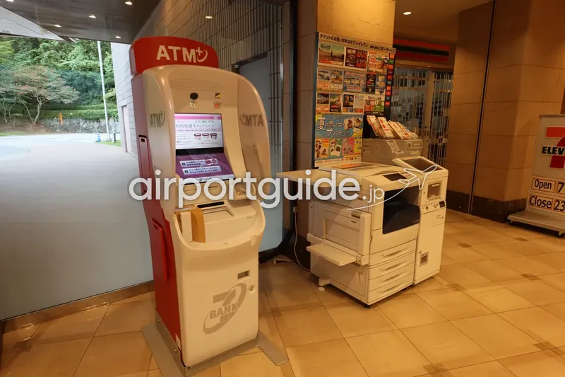 ヒルトン成田内のセブン銀行ATMとマルチコピー機。セブンイレブン脇に設置。