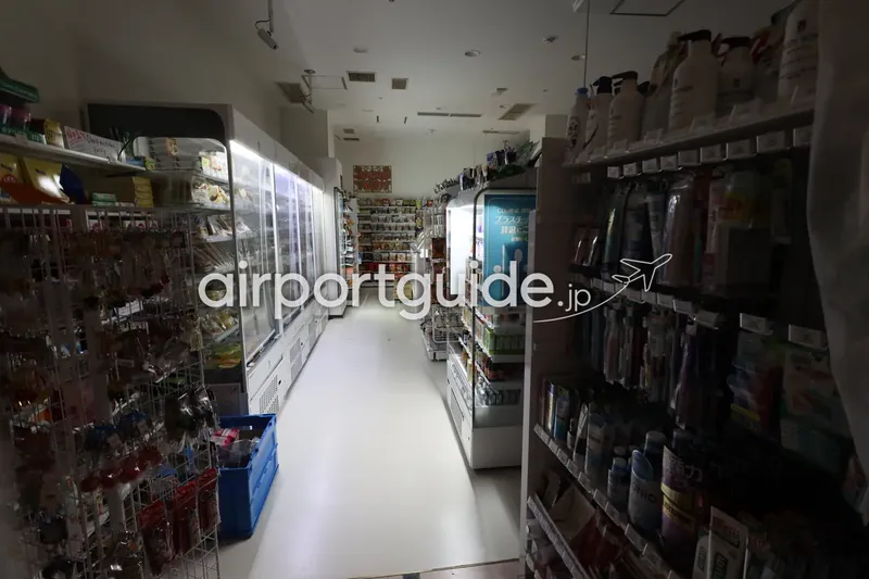 ヒルトン成田内セブンイレブンの店内通路。冷蔵ケースと日用品・食品棚が並ぶ。