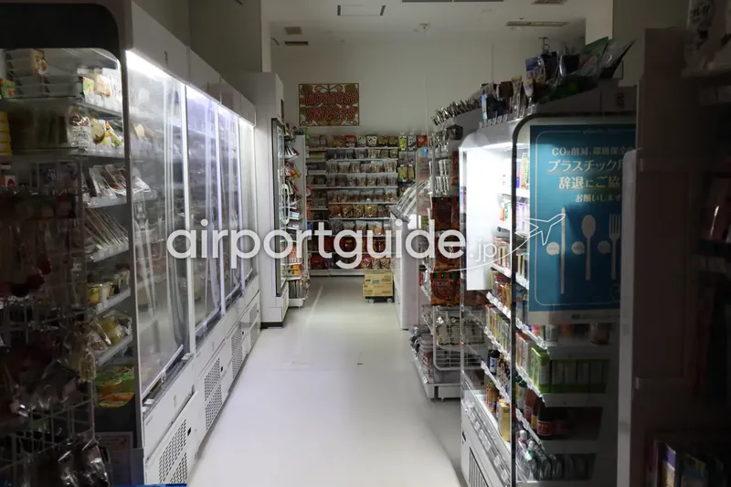 ヒルトン成田内コンビニの店内通路。「Japanese sweets」の看板があり、和菓子や菓子、飲料が並ぶ。