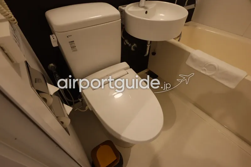 アートホテル成田のユニットバスを上から。温水洗浄便座と丸い洗面ボウル、バスタブ、脇に予備のトイレットペーパー。