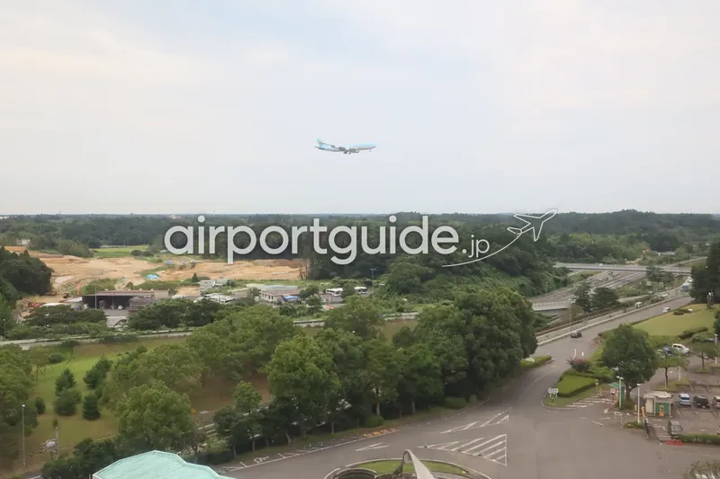 ホテル上層階から見た成田空港への着陸進入機。大韓航空のボーイング747が郊外上空を降下中。