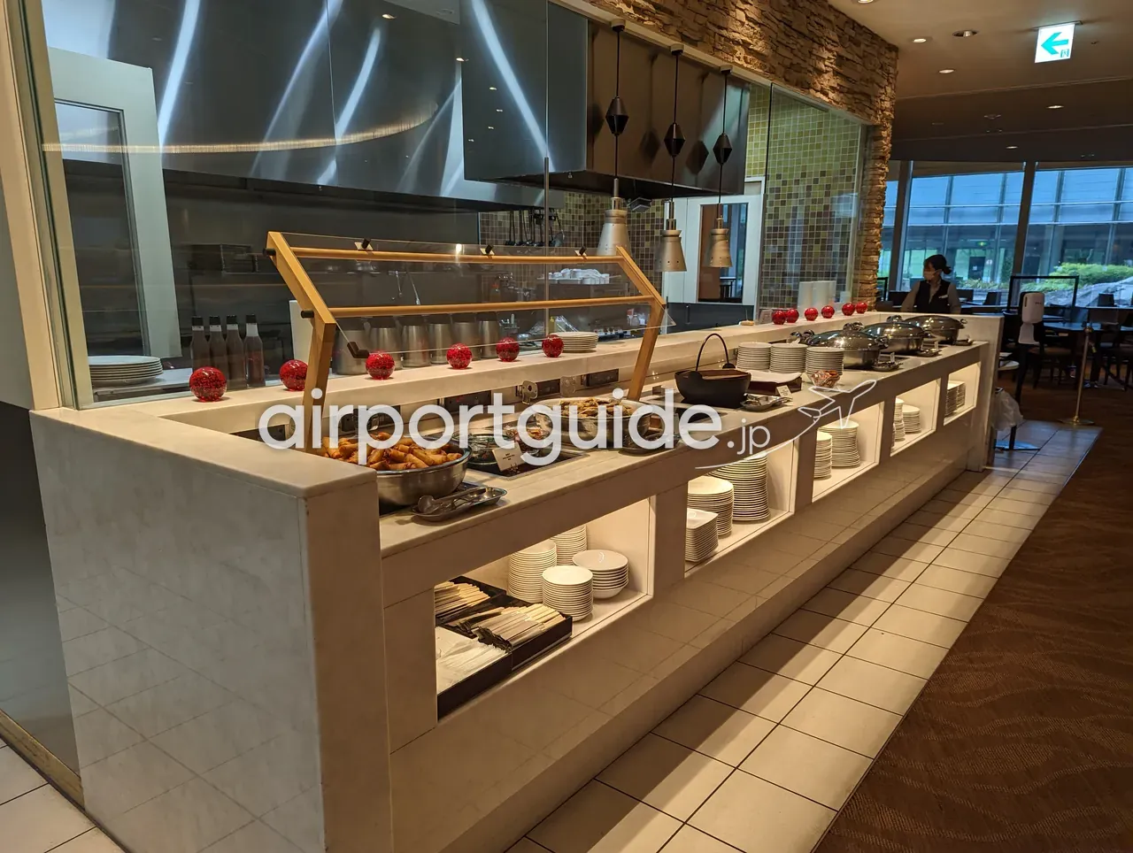 ヒルトン成田のレストラン「TERRACE」の朝食ブッフェカウンター全景。奥にライブキッチン、右に窓と係員。