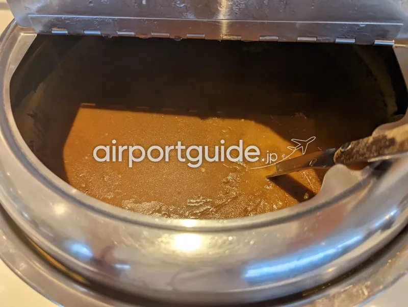本日のカレー。ステンレスの保温鍋を開けた中の茶色いカレールー。