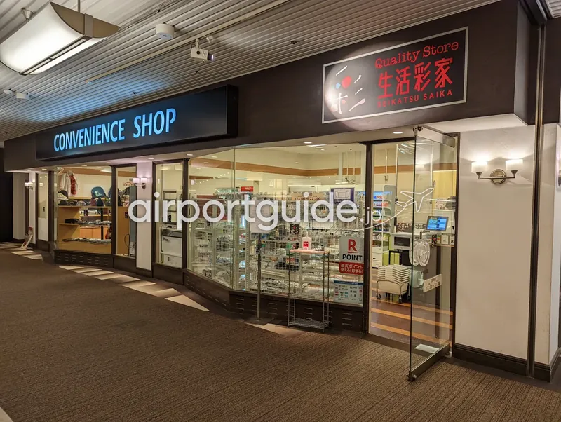 館内のコンビニ「生活彩家（Quality Store）」。お土産やアパレルの展示も。