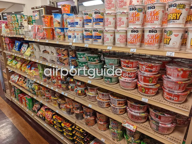 コンビニのカップ麺コーナー。カップヌードルやどん兵衛など即席麺がずらりと並ぶ。